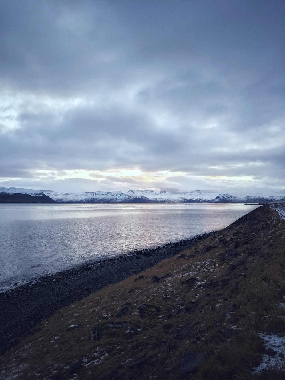 Le lever de soleil sur le fjord